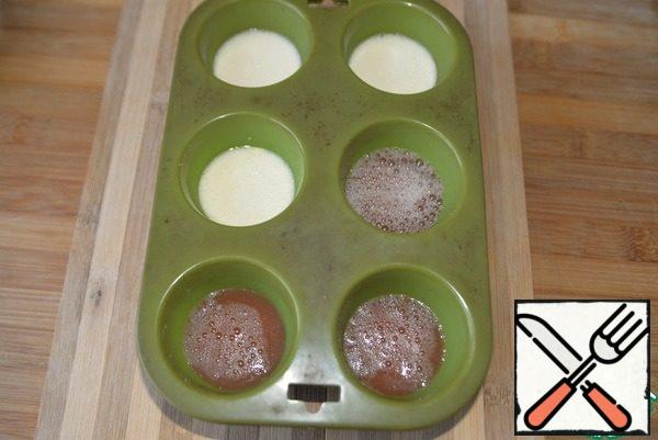 We take muffin molds, I have silicone.
Pour approximately 1 cm of liquid. In one half poured with mayonnaise, in the other with ketchup. Put in the refrigerator for freezing.
Depending on the strength of your gelatin, this may take from 10 minutes to 1 hour.