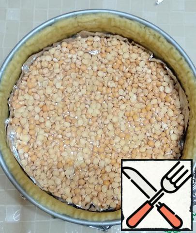 Put a sheet of foil, pour the peas/beans/special ceramic balls. Bake in a preheated 180 degree oven for 15 minutes. Remove foil and beans. And another 10-15 minutes to bake in the oven. The sand base is ready.