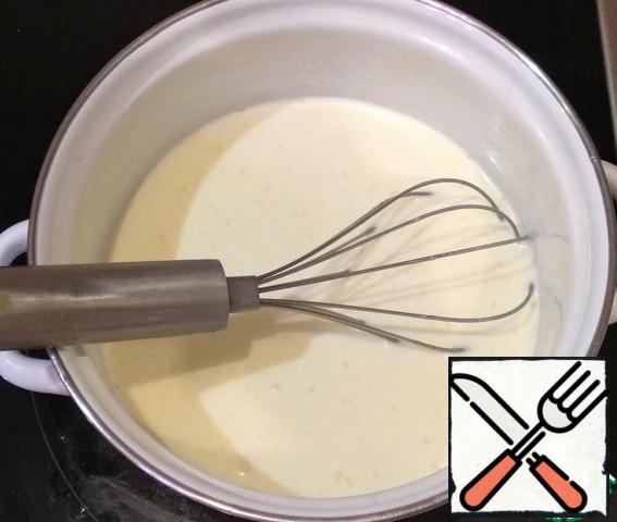 For Panna cotta, soak gelatin in 50 ml of milk. Mix cream, milk, vanilla and sugar in a saucepan. Put on the stove and heat over medium heat to 60-70 degrees, stirring constantly. Do not boil or whisk. Enter gelatin. Mix well until it is completely dissolved. Allow to cool to about 30 degrees.