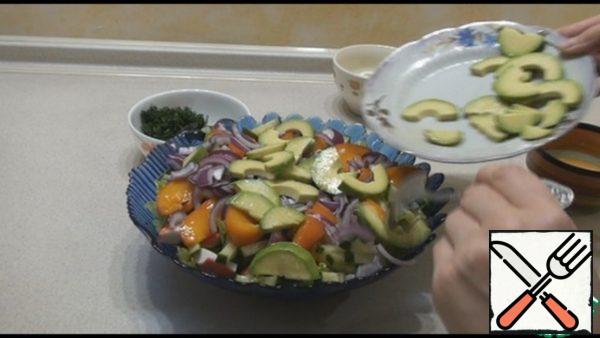 There are two ways to serve: the first - on a flat dish, spread the lettuce leaves, on top of the prepared ingredients in layers. The second method, I prepared it this way, in a salad bowl, tear the lettuce leaves in small pieces, lay out layers of crab sticks, cucumbers, persimmons, onions, avocado, herbs, eggs.