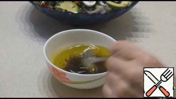 For the filling, mix all the ingredients: oil, vinegar, soy sauce and honey, add salt and pepper to taste, mix well. Pour the dressing over the salad, mix and serve. The salad is prepared just before serving, if you prepare it in advance, it will flow.