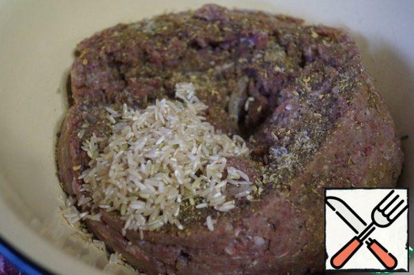 Add salt and spices to the minced meat to taste (I take spices for Caucasian dishes). Wash the brown rice, add it to the minced meat and mix well.