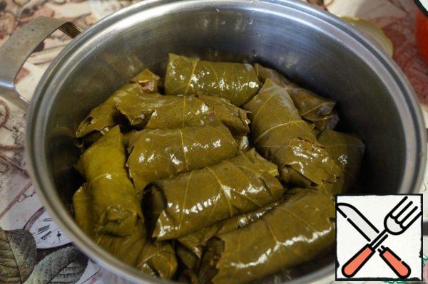 Then wrap the minced meat in grape leaves, forming a dolma. Put in a saucepan and fill with water so as to cover. Bring to a boil, reduce the heat and cook until tender for 30-40 minutes. I do not salt dolma, since there is enough salt because of the salty leaves.