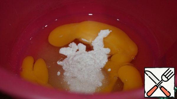 First, quickly make the dough. In a convenient container, whisk the eggs with sugar, vanilla and a pinch of salt.