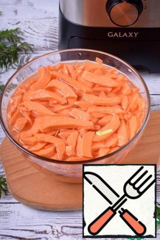 Transfer the sweet potatoes to a bowl of cold water and leave for 30 minutes. This procedure will make the sweet potato even more crispy.