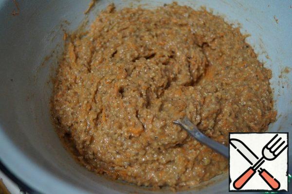 Then add the flour sifted with baking powder to the carrot-nut mixture. Mix well. You will get a very viscous and thick dough. Let him rest for 15 minutes.
