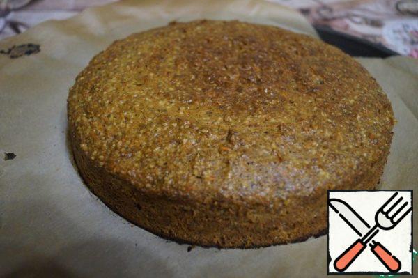 Bake the carrot and nut biscuit at 180 degrees for 30 minutes. Ready to check with a skewer. Remove the finished biscuit from the mold and let it cool completely.