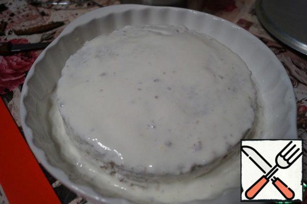 Assemble the cake. Cakes are very richly layered with sour cream. Cakes are very well absorbed by the cream, so do not regret it. Assemble the cake in a deep dish and almost fill it with cream. Leave about 7 tablespoons of cream for decoration. Remove the cake in the cold for impregnation for at least 3 hours. I cleaned for the night.