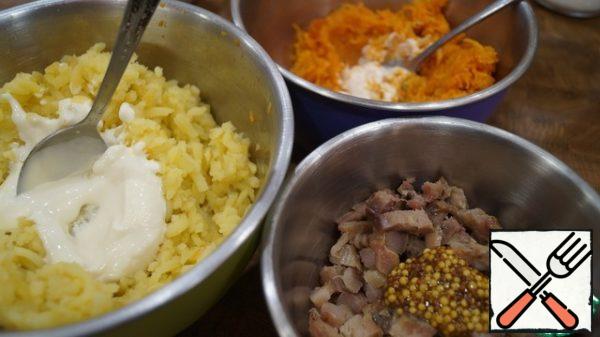 To get a delicious end result, each component must be delicious. Season the potatoes with salt, pepper and mayonnaise. Add mayonnaise gradually: the mass should remain plastic, not liquid, but worn. Add only a little mayonnaise to the carrots, so as not to knock down the color and do not salt, let it be naturally sweet. And add mustard with grains to the herring: this will add piquancy and sourness, and it will be visually beautiful.
