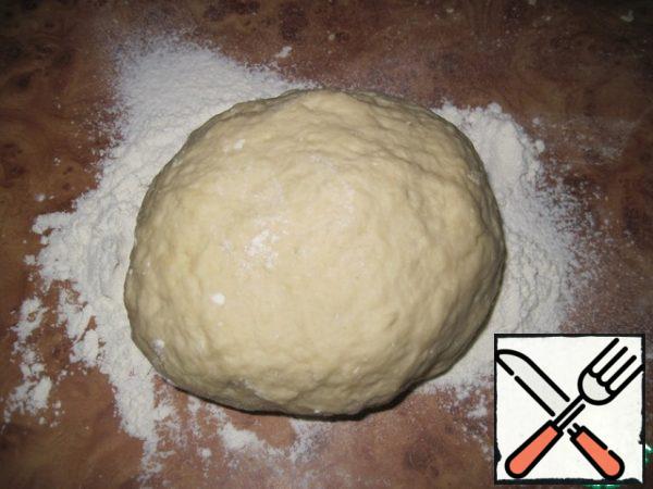 First prepare the dough. Pour water into a deep bowl, add egg and salt, mix well. Gradually adding the sifted flour, knead the dough. The dough should be kneaded well for 10 minutes, it should turn out elastic. Then roll it into a ball, cover it with a towel and leave it to "rest" for 30 minutes.
