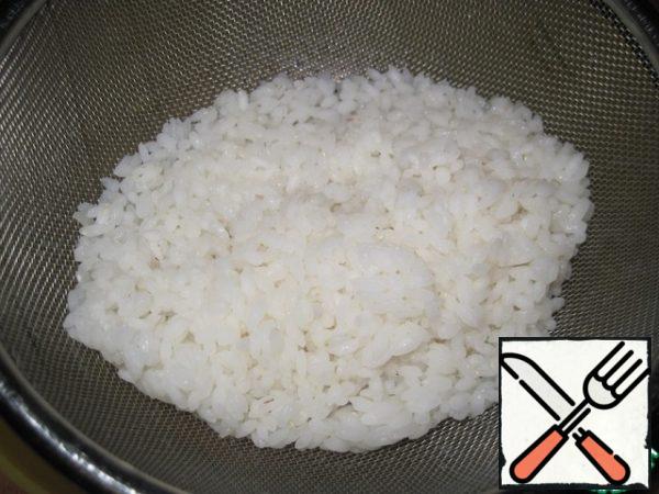 Wash the rice well, fill it with water (1:2) and cook until half-cooked (about 10 minutes after boiling). If the water is not completely absorbed during this time, then drain it with a sieve. Leave to cool.