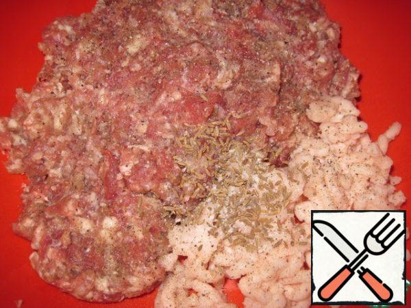 For the filling, I took beef and horsemeat fat for juiciness, because it is tasteless and odorless. Roll beef, onion and horse fat through a meat grinder. Add the cumin, salt, ground pepper and cooled rice. Mix the filling.