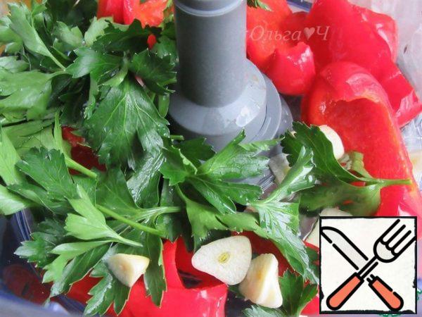 In the bowl of a food processor with a "chopping knife" attachment, put the fried pepper, parsley, chopped garlic clove, add lemon juice and 1 tbsp of olive oil.
