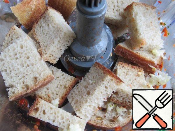 In the bowl of the combine (you do not need to wash it), put the coarsely sliced bread, crushed garlic clove and a pinch of hot pepper.