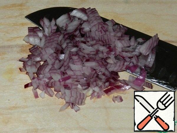 Cut the onion into small cubes and add to the carrots and herring.
