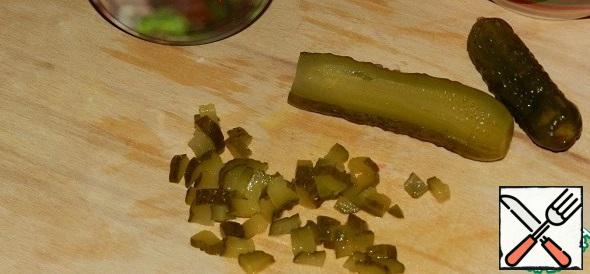 2-3 small pickles are also crushed.