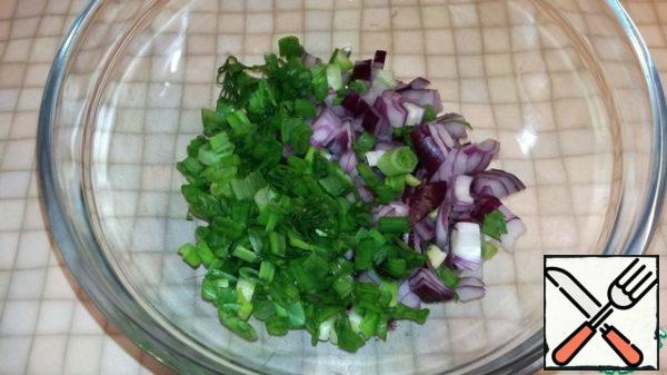 Cut the red onion into cubes and pour it into a bowl. Chop the green onions and also send them to a bowl.