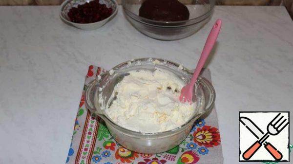 Beat with a mixer. The cream is ready.