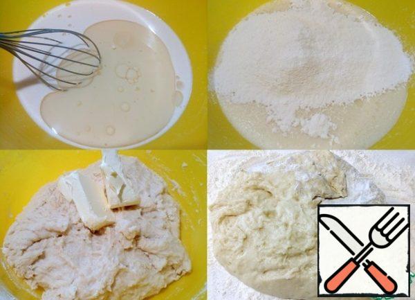 The next step is to pour in odorless vegetable oil and parts, add flour in three or four steps and mix. Before the last addition of flour, stir the softened butter into the dough and knead for 3-4 minutes with your hand so that it interferes well. Then pour the remaining flour on the table and continue to knead the dough, stirring the remaining flour. First 750 g, and then look at the stickiness of the dough. The dough is soft, but not sticky to the hands.