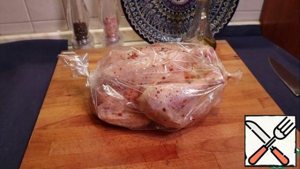 Put the chicken in the cooking sleeve (package) and leave to marinate, so 20 - 30 minutes.