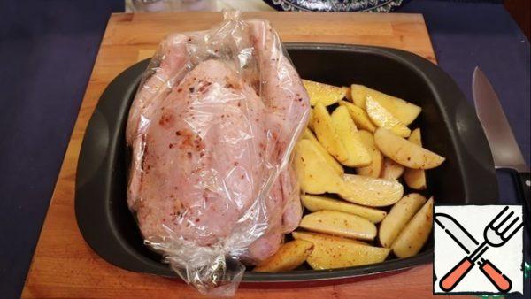 Put our chicken on a baking sheet, add potatoes to it. Put in the oven for 45 minutes at a temperature of 200 C. If you want more roasting chicken, put it after 45 minutes, for 15 minutes at 150 C for blowing ( convection).