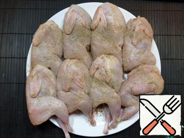 RUB the quail with salt and pepper inside and out.
Outside with salt carefully, because the glaze will be salty!