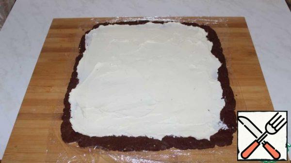On food wrap, roll out the dough into a layer 5-7mm thick. spread the cream on Top.