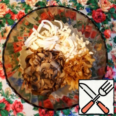 Boil the squid in boiling salted water for 1 minute, cut them into strips. Add the mushrooms and onions to the salad bowl.