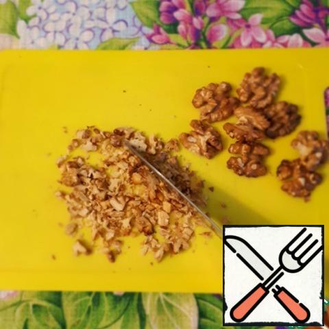 Dry the walnuts and chop them with a knife.