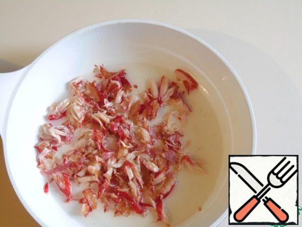 To fry the crab sticks, use a non-stick frying pan.
Pour vegetable oil into the pan so that the entire bottom is covered, heat it well.
If you do not have a mesh cover, cover with a paper towel if it "shoots" strongly, but if you wet them well, the sticks will not shoot.
Chopsticks do not need to be mixed, so as not to peremyat!
Just lay out the diced ones in one layer, fry until golden brown, gently turn over with a wide spatula on the other side. Fry on the other side.
Put it on paper towels to drain the oil.
Divide the chilled ones if they stick together. Of course, a lot depends on the quality of the product, but we are preparing for such a wonderful holiday, for ourselves and loved ones!
