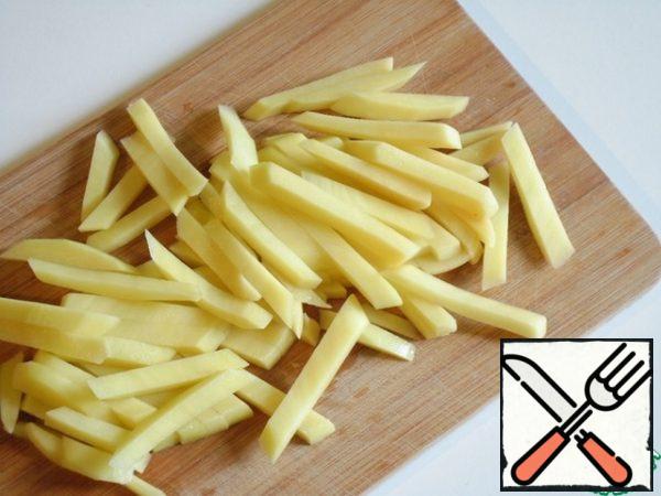 Cut the potatoes into plates 5-7 mm thick, then into cubes of the same width. Dry with a towel or napkin.