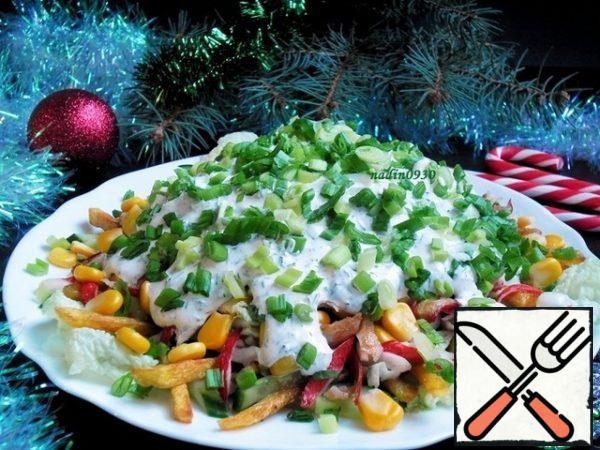 Put it on a serving dish:
1. Half a mixture of cabbage and cucumbers,
2. The next layer is potatoes,
3. Another layer of cabbage with cucumbers,
4. Now crab sticks,
5. And corn.
6. Pour the sauce over the entire surface of the salad and sprinkle with green onions.
Fried potatoes, fried "fish", cucumber, green onions, yes with sour cream!
That's the taste of this salad!
The salad turns out to be incredibly tasty, juicy and rich, with a minimum amount of products.