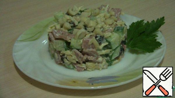 Season with sour cream, add salt to taste, mix everything and put it in a serving ring. Garnish with peanuts on top and parsley on the side.