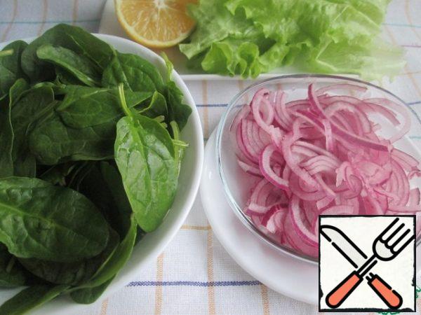Wash and dry the spinach and lettuce.
Cut the red onion into half rings, add the lemon juice from half a lemon and leave to marinate for 15 minutes.