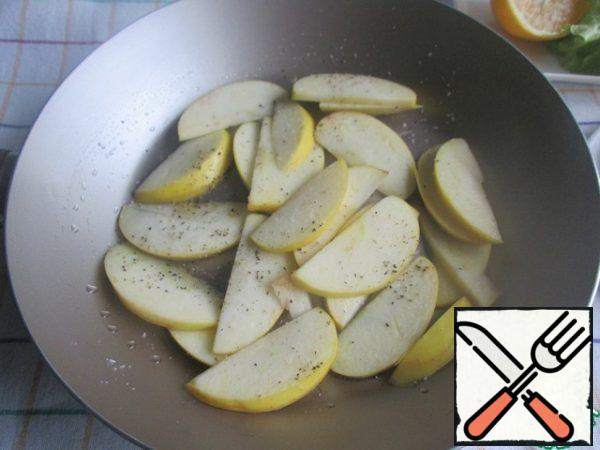 Cut the apple, remove the core and cut into slices, but not too thinly.
Heat a frying pan and fry the slices in vegetable oil. Add a little pepper and salt.
