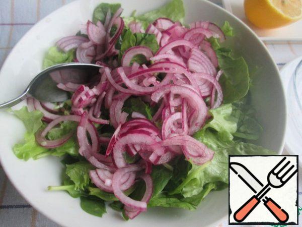 Mix spinach, lettuce leaves (tear with your hands) and pickled red onion.
