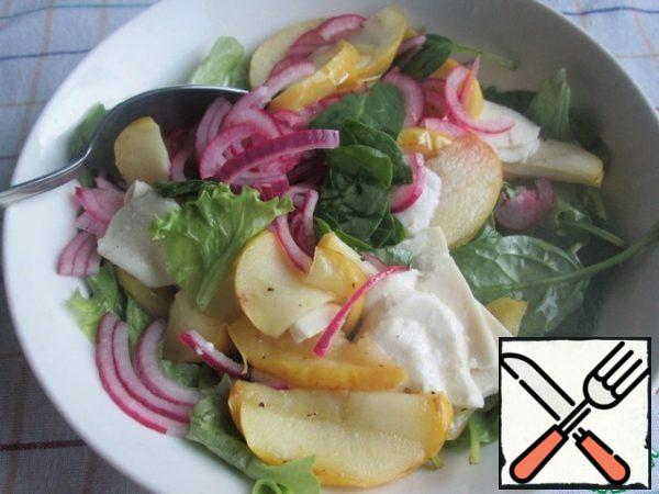 Cut the mozzarella into plates (or if desired) and add it to the salad bowl along with the Apple slices.
For the dressing, mix 2 tbsp of Apple cider vinegar and vegetable oil (or to taste), pour over the salad and mix. If necessary, add salt and pepper to taste.
