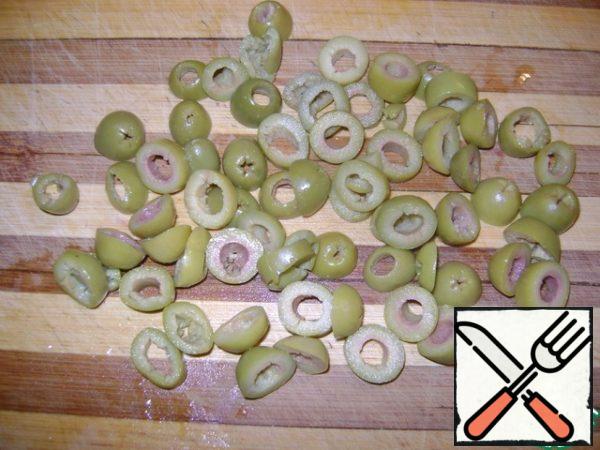 Cut the olives into 3 pieces, leaving a couple of pieces for decoration.
