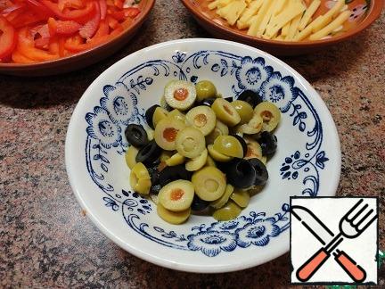 Cut the olives into slices.