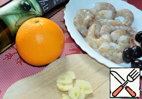 Clean the shrimp.
1 tbsp oil to heat, put the garlic petals,
fry for a couple of minutes. Put the garlic.