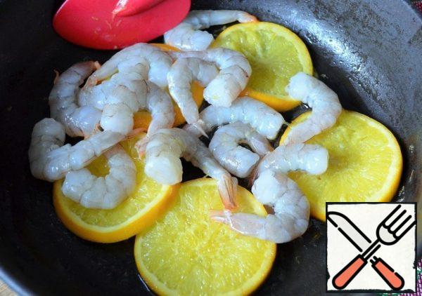 Add the shrimp, fry for 2-3 minutes, medium heat.