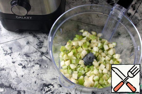 Cut the Apple and celery into cubes and pour over the lemon juice so that the Apple does not darken.