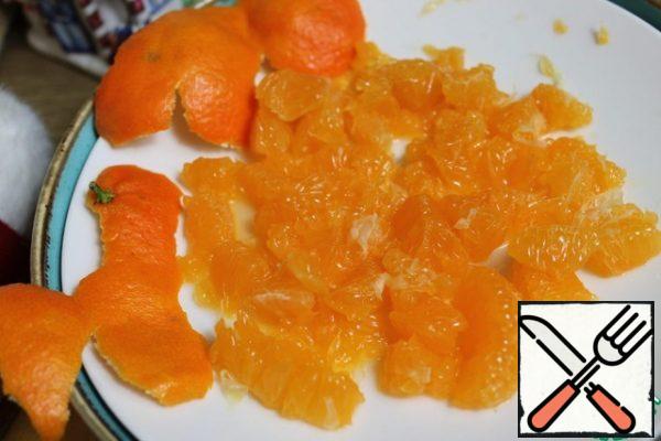 Peel the citrus tangerines from the films.
