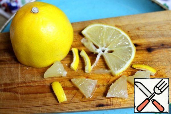 I took only a slice of lemon and cut out the flesh. You can also take an orange.
