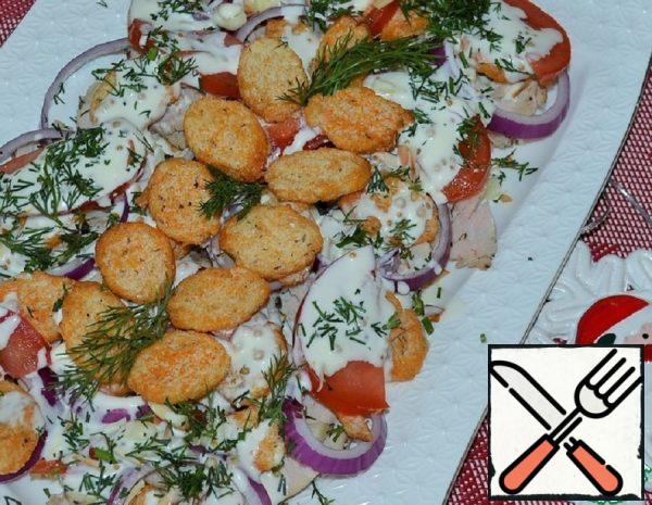 Salad with baked Chicken and Crackers Recipe