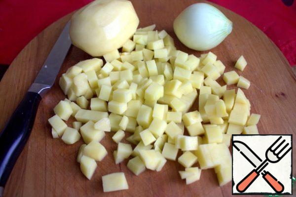 Cut the potatoes into small cubes.
