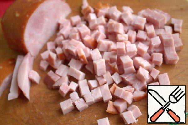 Then cut into cubes according to the size of the potatoes.
