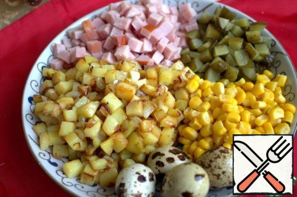 Cook the eggs for 3-4 minutes. They can be served on top in halves. Also pour the corn out of the jar.
