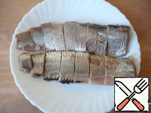 Peel the herring from the skin, separate the fillets from the bones.