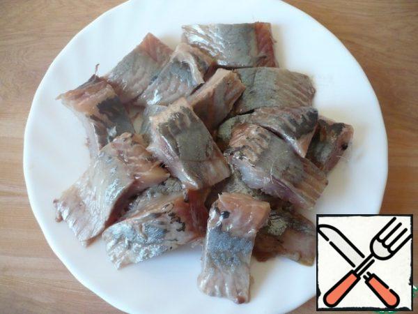 Cut the herring fillet into pieces.